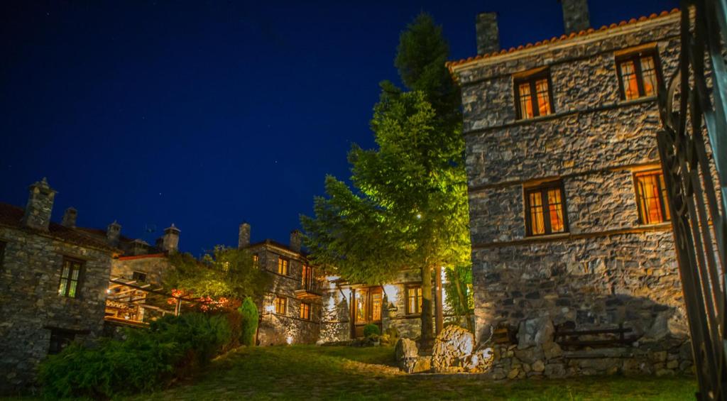 帕雷斯阿吉萨那4 Seasons Premium Chalet的一座古老的石头建筑,晚上灯光照亮