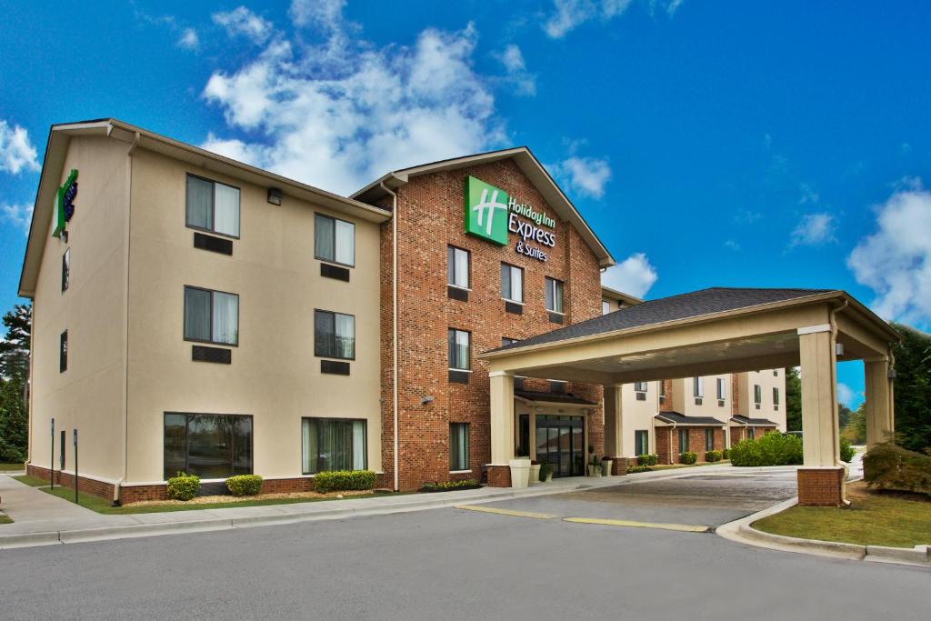 比福德Holiday Inn Express & Suites Buford NE - Lake Lanier Area, an IHG Hotel的建筑前方有标志的酒店