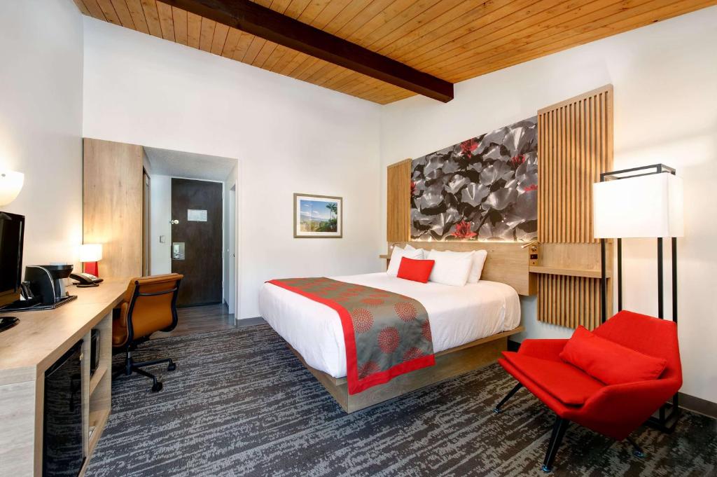 圣巴巴拉华美达酒店客房内的一张或多张床位