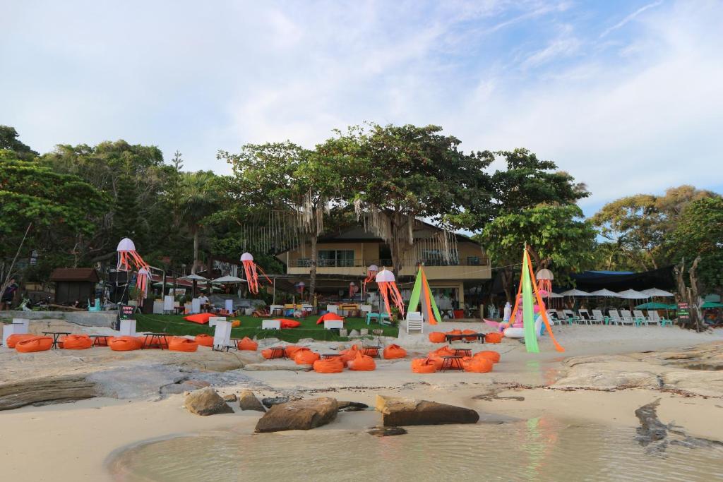 沙美岛农略客房酒店的海滩上设有带南瓜的水上公园和游乐场