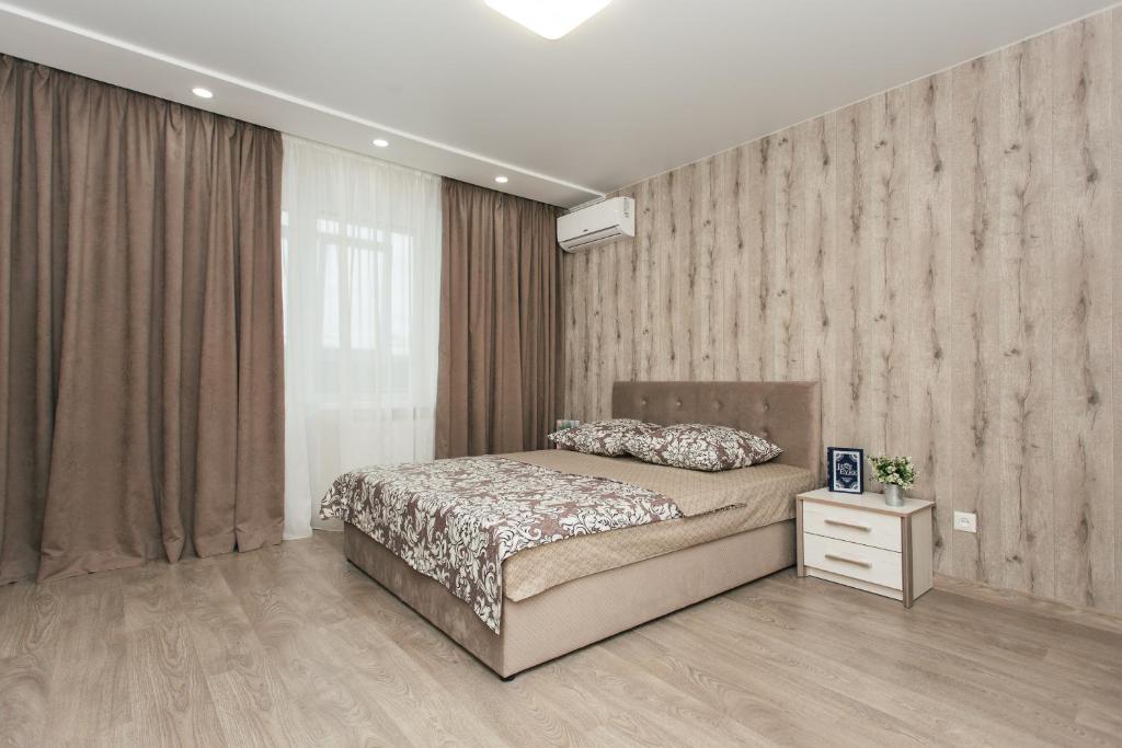 苏梅Luxury apart-hotel near Lavina New Building 9 floor的一间卧室设有一张床和木墙