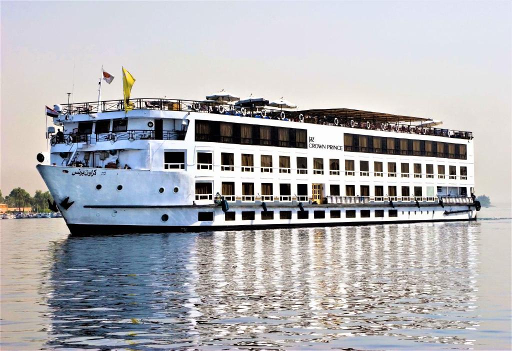 卢克索Jaz Crown Prince Nile Cruise - Every Monday from Luxor for 07 & 04 Nights - Every Friday From Aswan for 03 Nights的一艘大型游轮坐在水面上