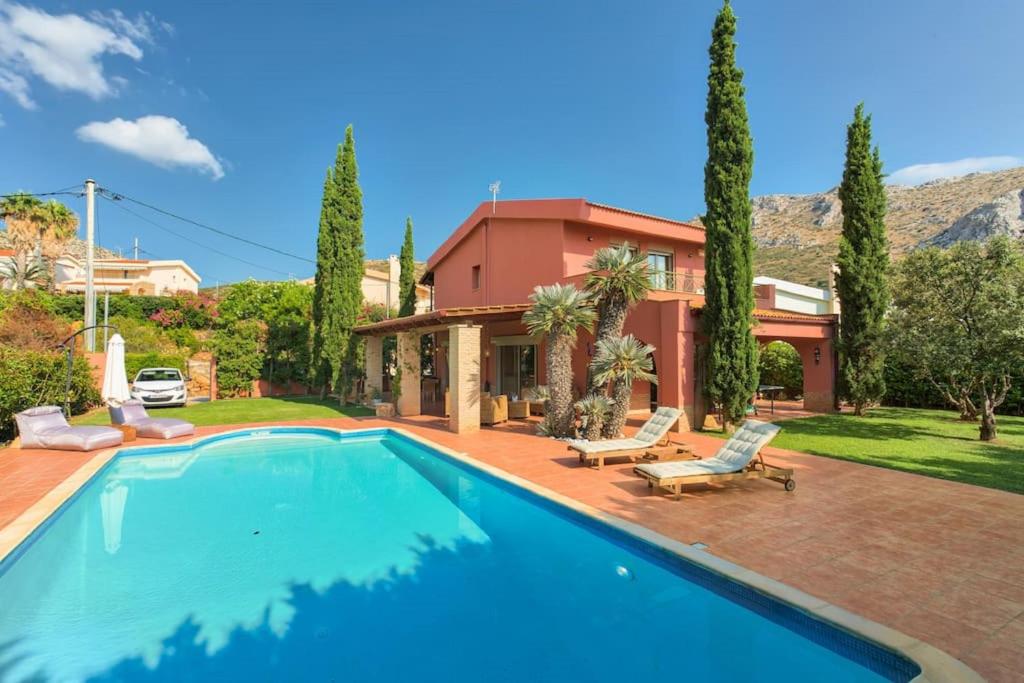 苏尼翁Villa Casa Del Sol with private pool的房屋前的游泳池