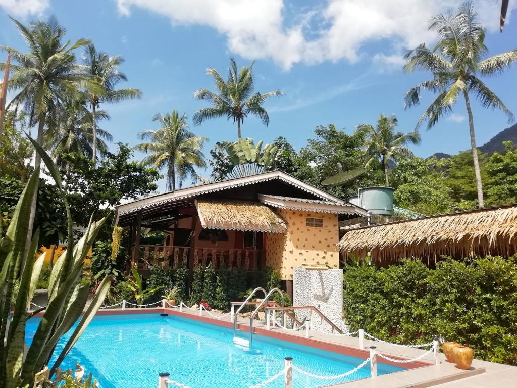 象岛马库拉度假酒店的度假酒店的游泳池