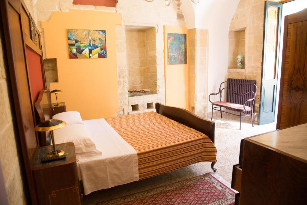 莱切玛兰尼欧住宿加早餐旅馆的一间小卧室,配有一张床和一把椅子