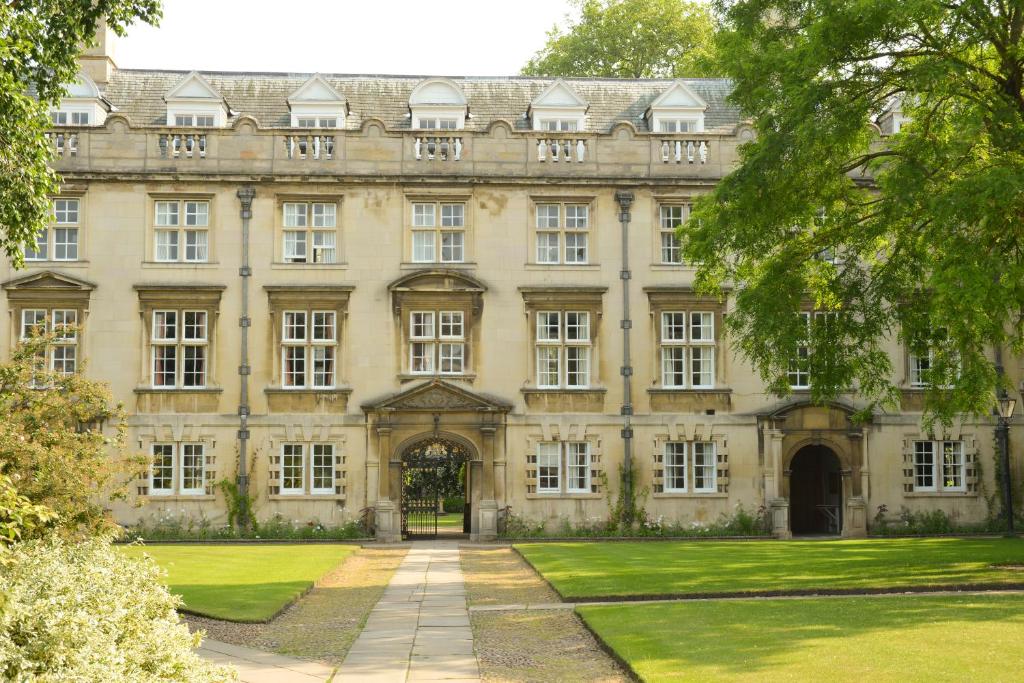 剑桥剑桥基督学院住宿加早餐旅馆的一座古老的豪宅,前面有草坪