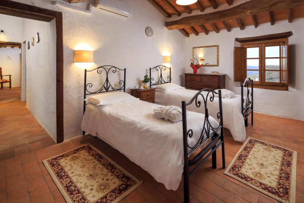 拉波拉诺泰尔梅Borgo Cortinova Marrocco的一间卧室,配有两张床