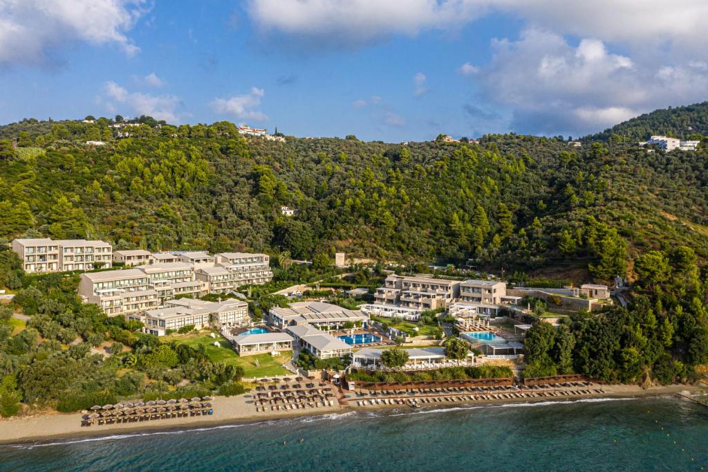 瓦西里亚斯Kassandra Bay Resort, Suites & Spa的海滩上的度假村的空中景致