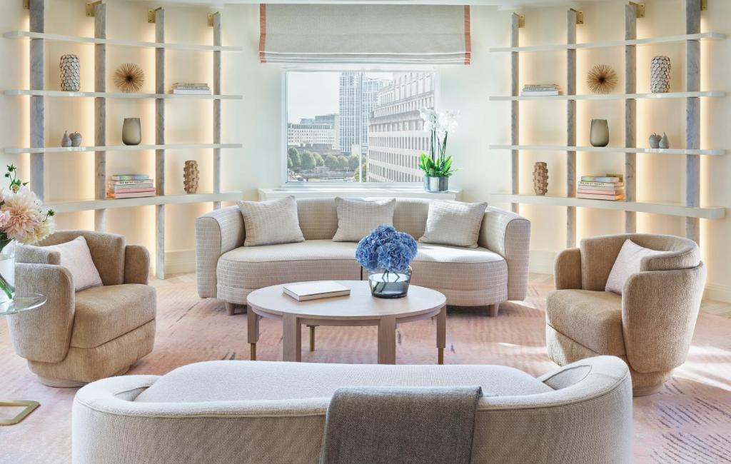 伦敦奥德维奇一号酒店的客厅配有沙发、两把椅子和一张桌子