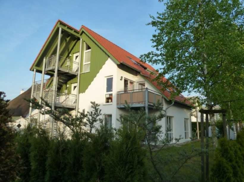 卡尔斯哈根Ferienwohnung Heiden _ 100m bis zu的一座大型白色房屋,设有红色屋顶