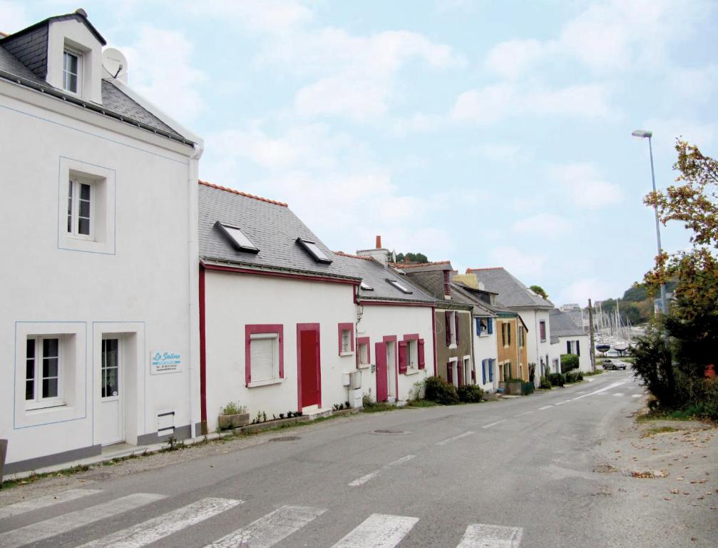 勒帕莱La Saline的白色房屋的村庄街道
