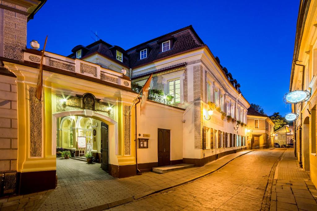 维尔纽斯莎士比亚精品酒店 的老城区一条空的街道