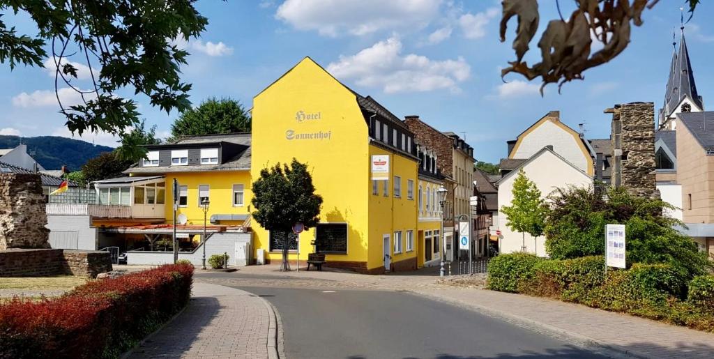 博帕德Hotel Sonnenhof的街道边的黄色房子