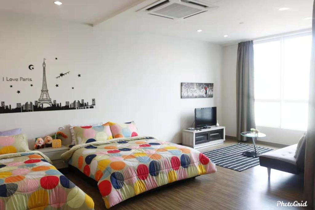 吉隆坡Setapak @ Zeta Suite的一间带两张床的卧室和一台电视