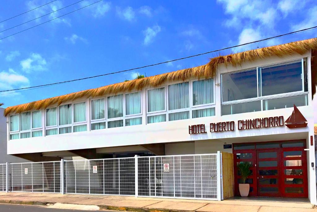 阿里卡Hotel Puerto Chinchorro的一座红色门和红色车库的建筑