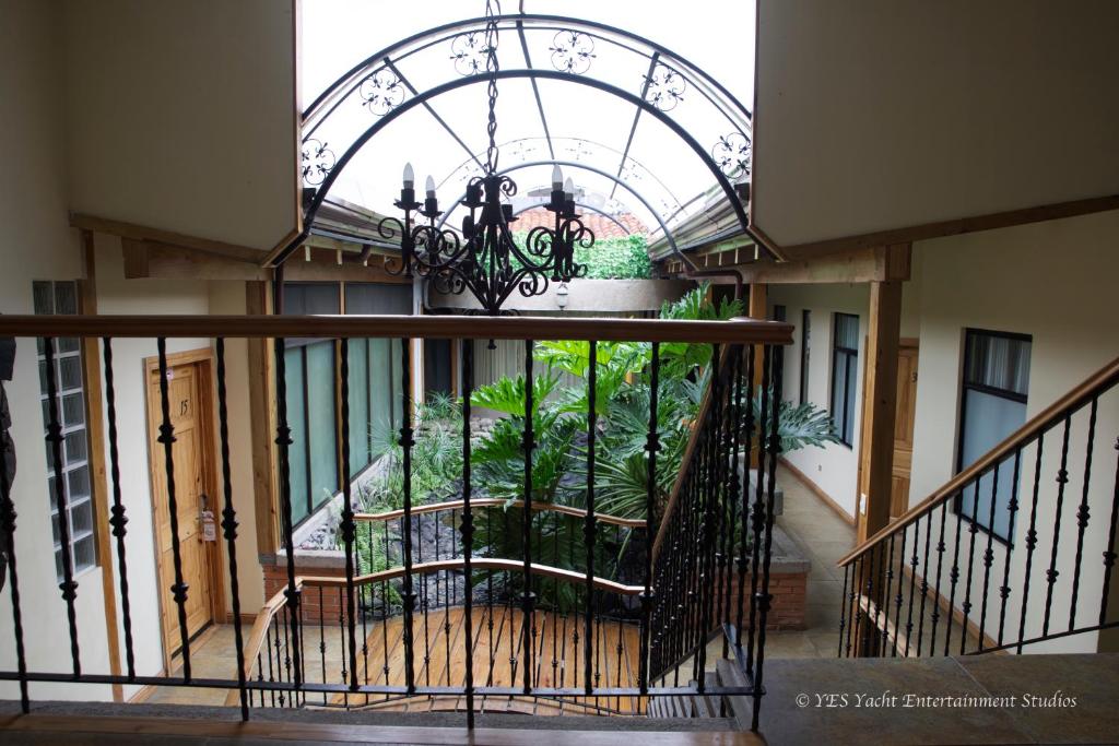 圣何塞弗朗西斯科公寓酒店的一座带吊灯阳台的建筑
