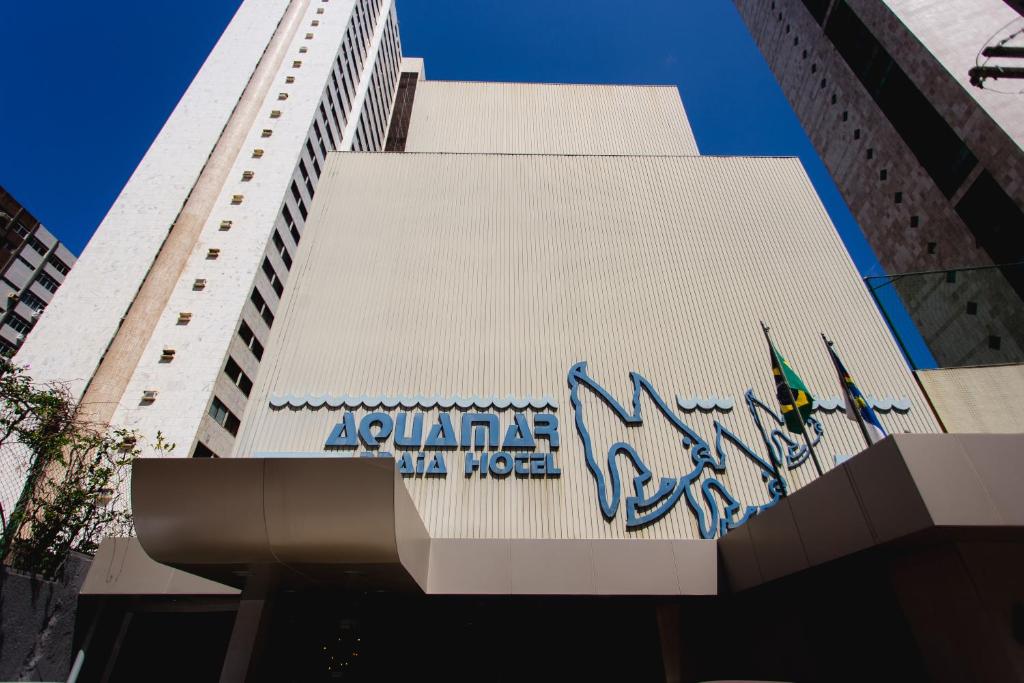 累西腓Aquamar Praia Hotel Recife的建筑的侧面有标志