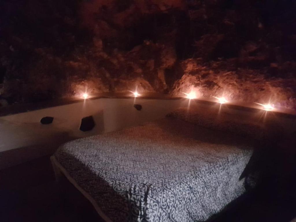 圭马尔Casa cueva El perucho的一间卧室配有一张灯光床