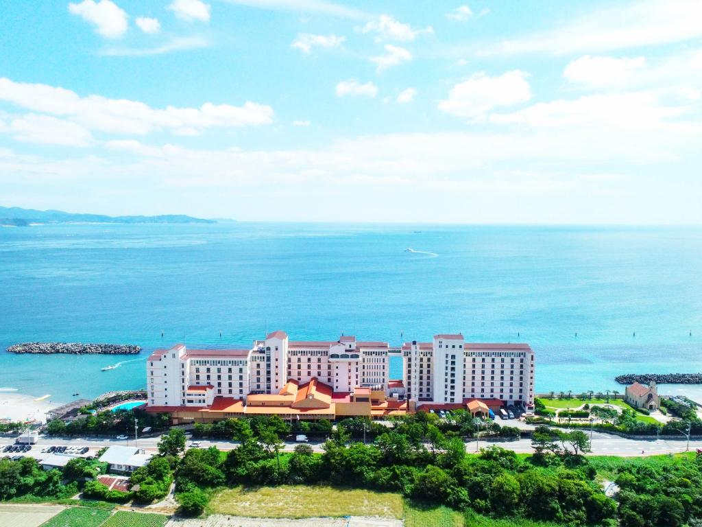 鸣门市AoAwo Naruto Resort的享有海滨度假胜地的空中景致