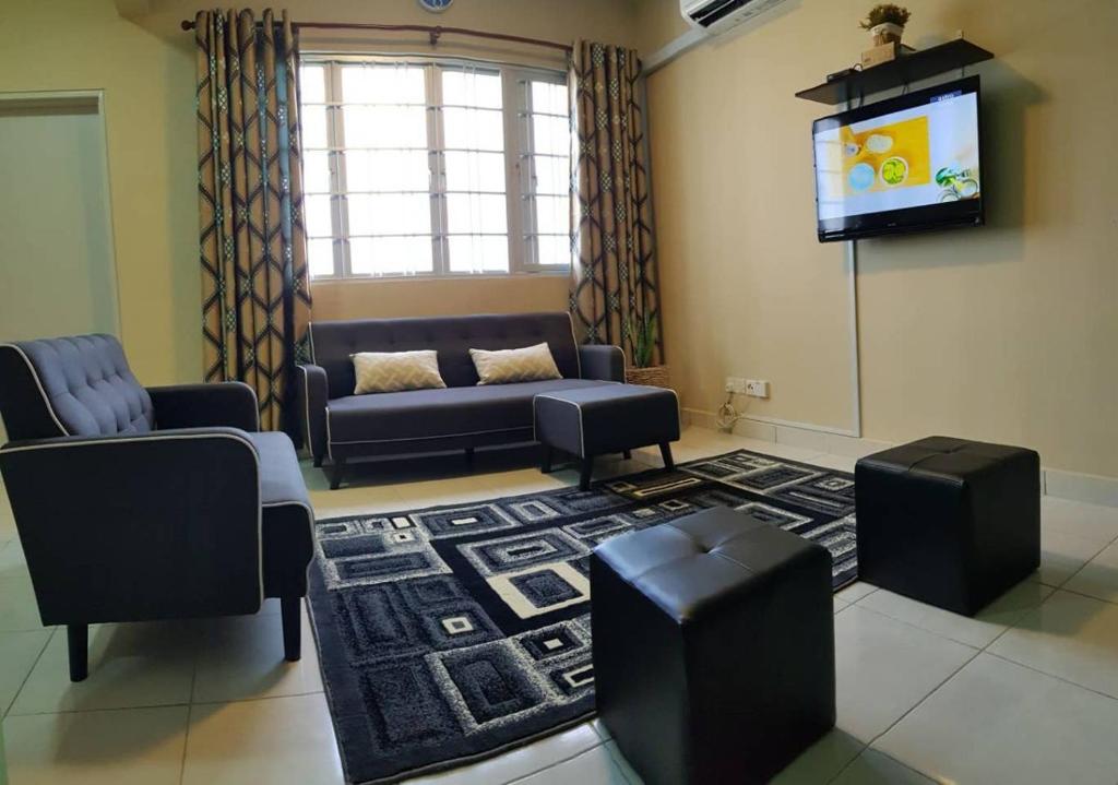 拉布安DinDas Family Stay @ Labuan的带沙发和平面电视的客厅