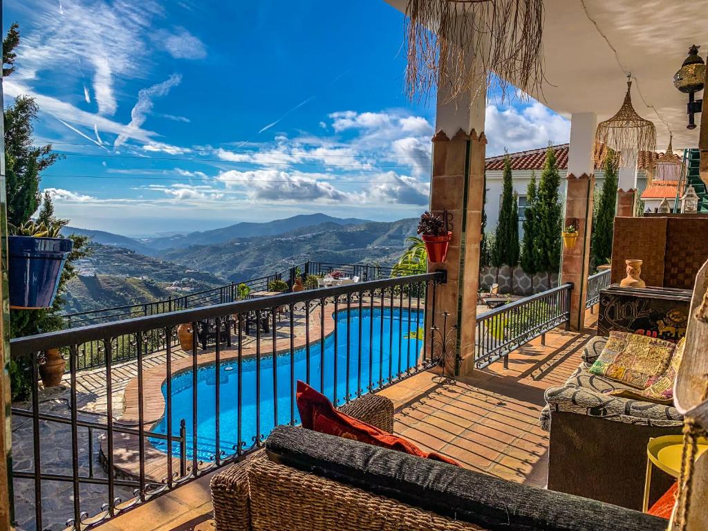 孔佩塔Apartamentos Alma y Montaña的享有游泳池景致的阳台