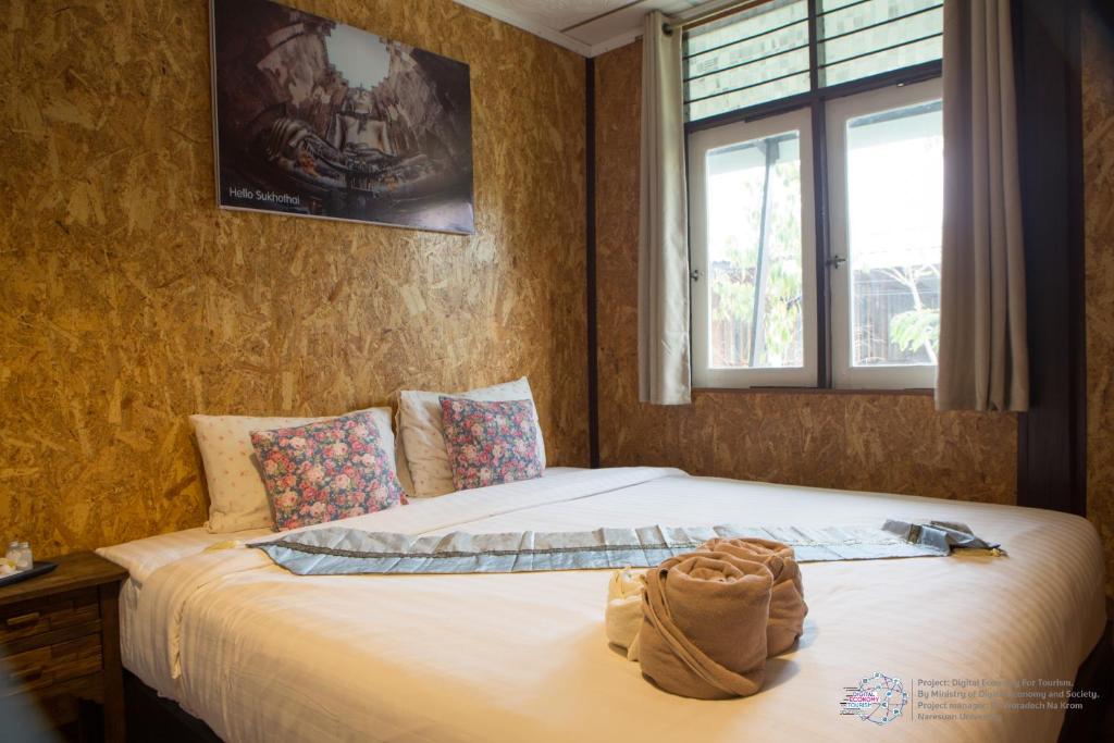 素可泰Aenguy Hostel的一间卧室设有一张大床和窗户