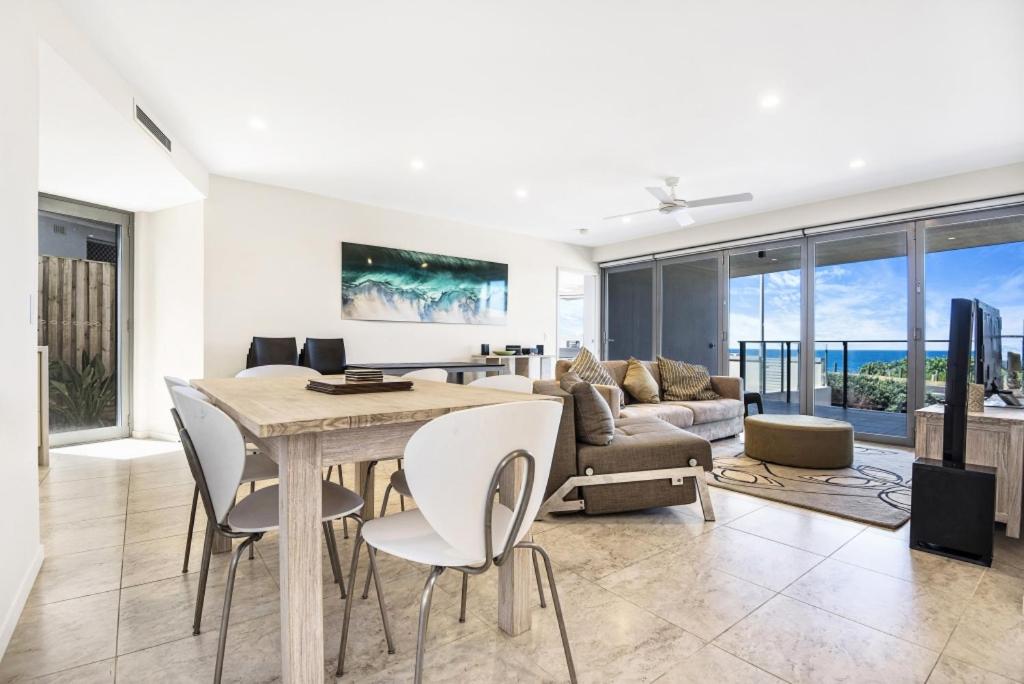 卡巴雷塔海滩Beachfront Cabarita Apartment by Kingscliff Accommodation的客厅配有桌椅和沙发