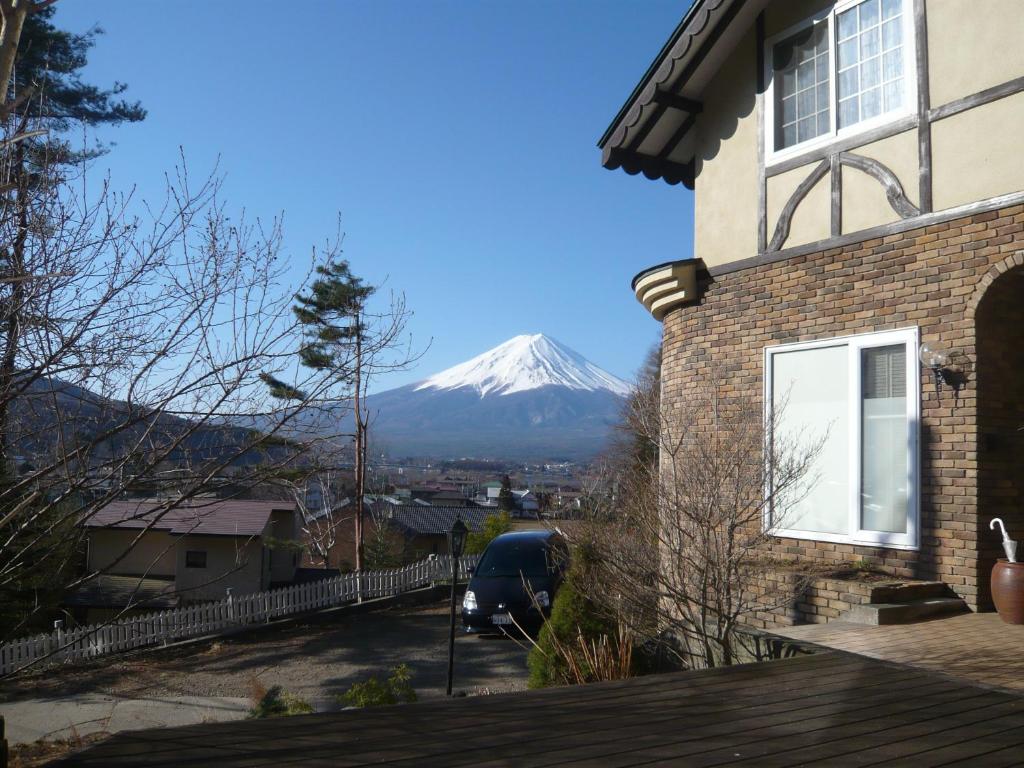 富士河口湖富士河口湖旅馆的房屋享有雪覆盖的山脉美景