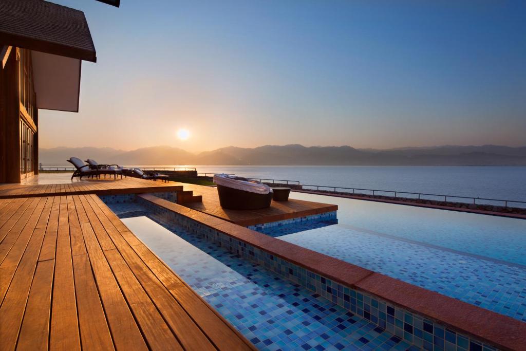 埃拉特Herbert Samuel Royal Shangri-La Eilat的享有水景的游泳池