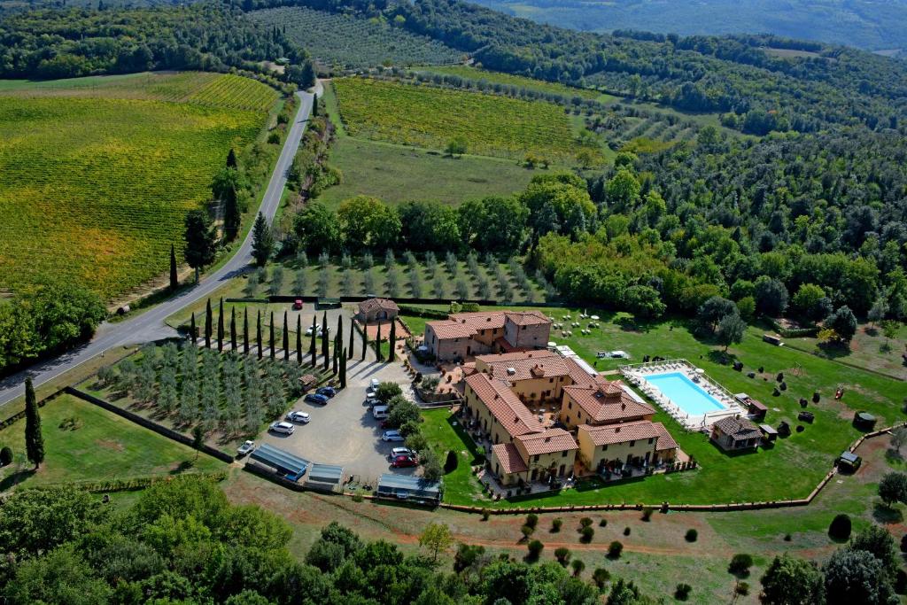 圣吉米纳诺Hotel & Restaurant Casolare Le Terre Rosse的享有大厦空中美景,设有游泳池