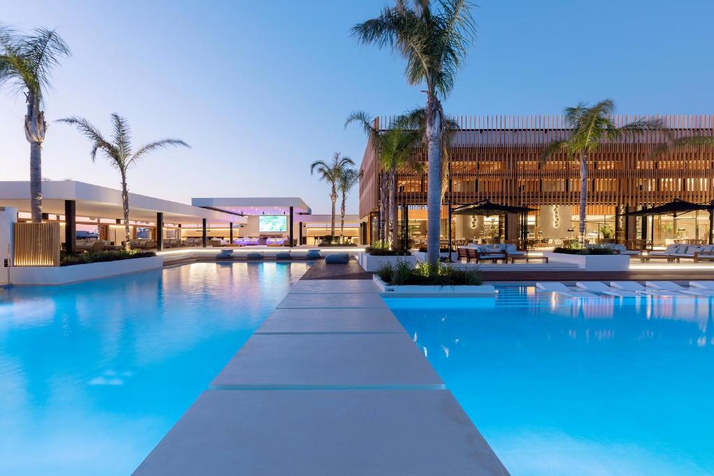 马尔马里D' Andrea Lagoon All Suites - Adults Only的一座楼前棕榈树游泳池
