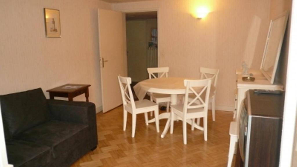 图尔图尔中心公寓酒店的客厅配有桌椅和沙发