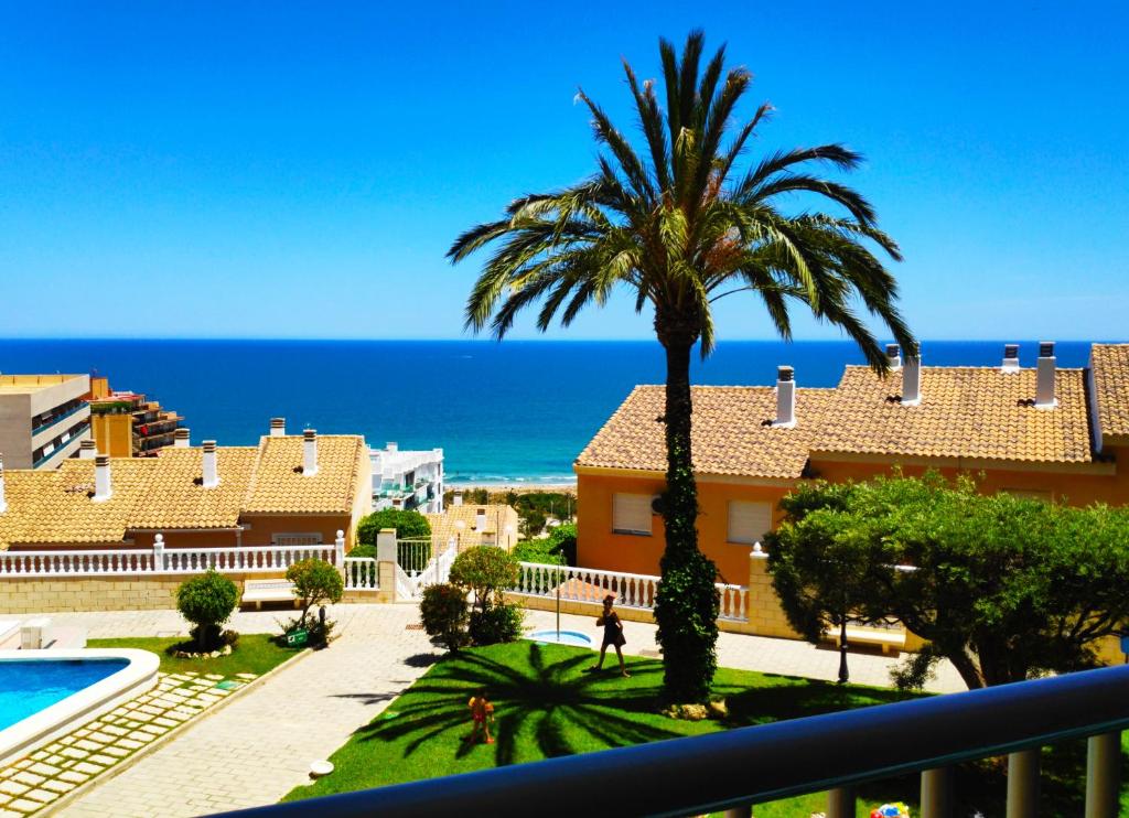 阿勒纳勒斯德尔索尔Mirador arenales del sol的享有棕榈树和大海的度假村景色