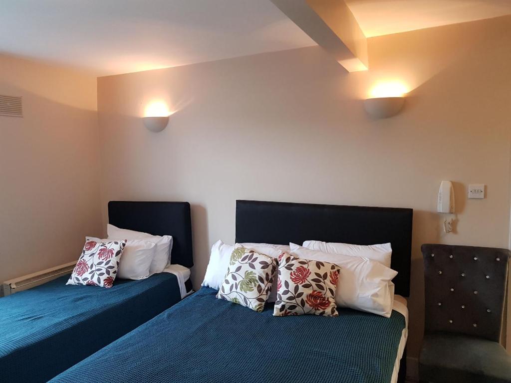 都柏林KGT House的一间卧室配有两张带枕头的床。