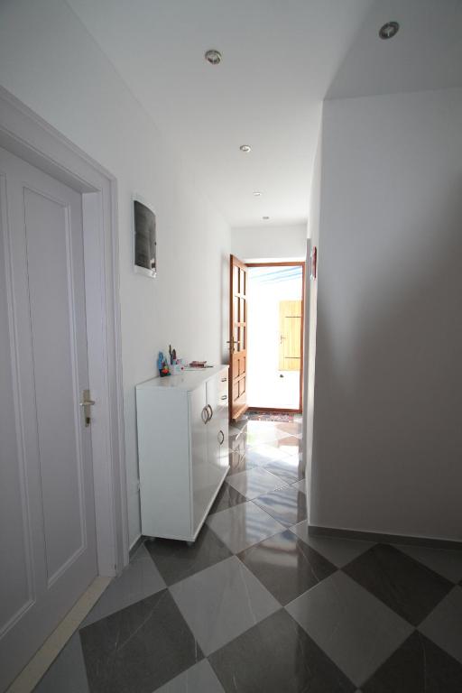 赫瓦尔Seafront rooms的厨房配有白色冰箱,铺有瓷砖地板。