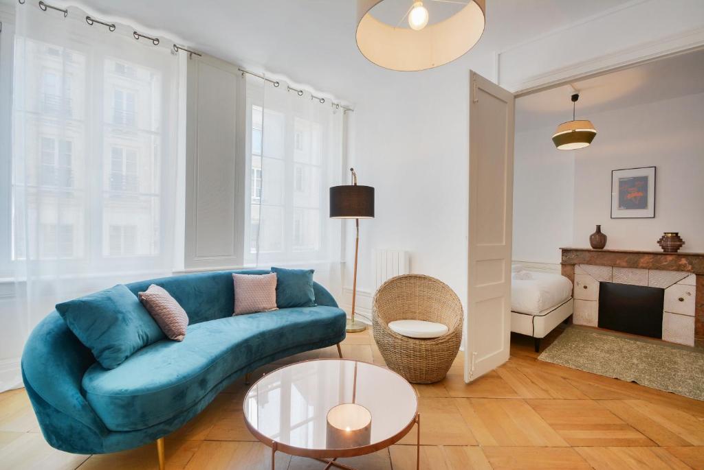 南希Le superbe des Dominicains的客厅设有蓝色的沙发和壁炉