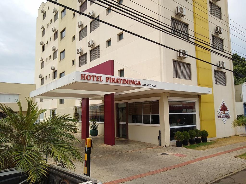 龙多诺波利斯Hotel Piratininga Avenida Amazonas - Rondonópolis的一家酒店前方的一间酒店药房