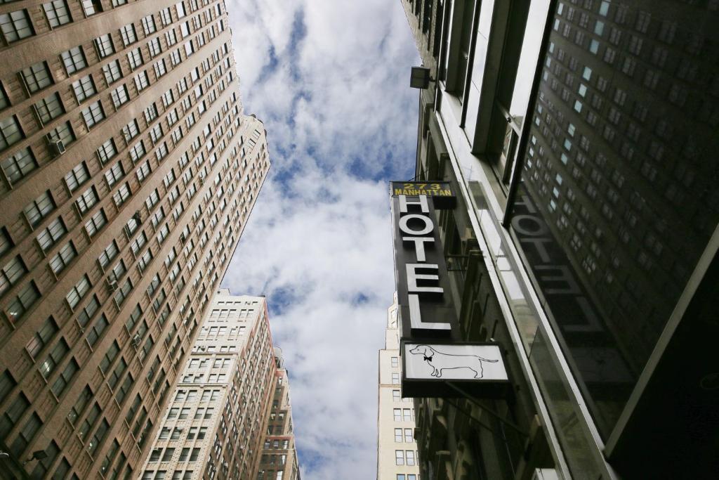 纽约Doxie Hotel的一座高楼中间的酒店标志