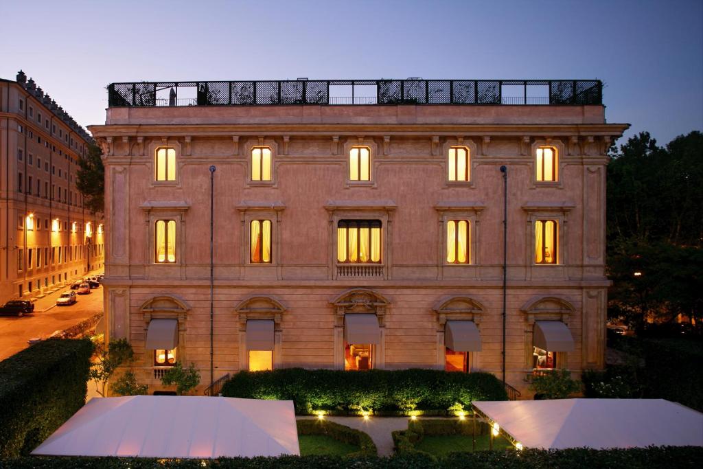 罗马斯普拉提特维里旅馆 - 世界小型豪华酒店的一座带灯的大型砖砌建筑