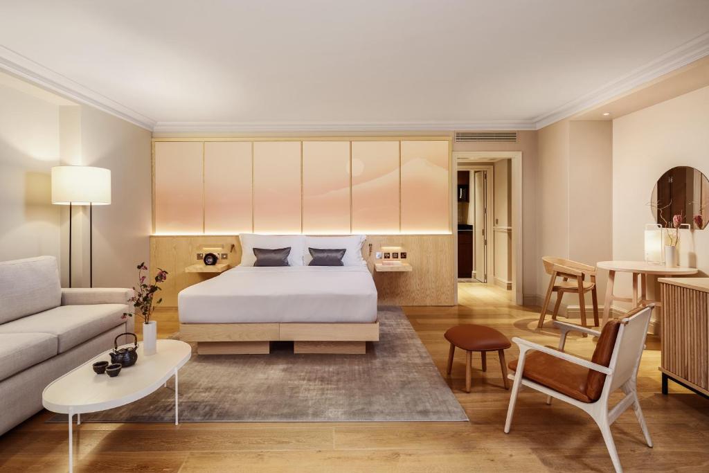 伦敦The Prince Akatoki London的一间卧室设有一张床和一间客厅。