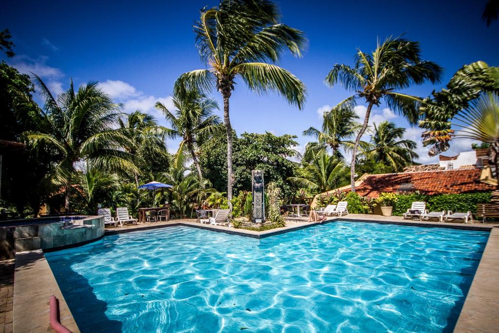 皮帕卡瓦罗马里尼奥旅馆的棕榈树度假村的游泳池