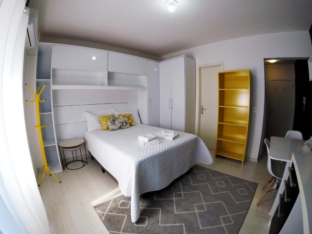 帕苏丰杜Studio Central XV Master Collection的卧室配有白色的床和黄色衣柜。