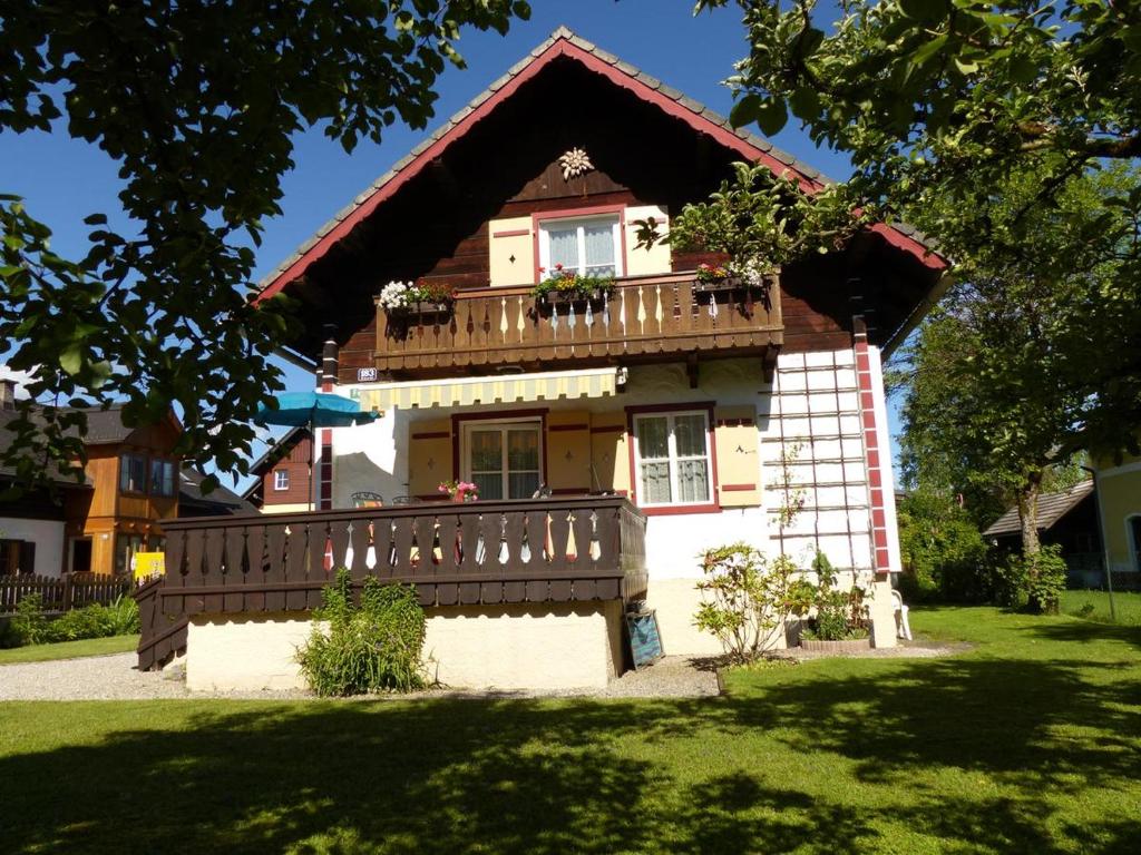 施特罗布尔科诺佩尔豪斯度假屋的带阳台和木栅栏的房子