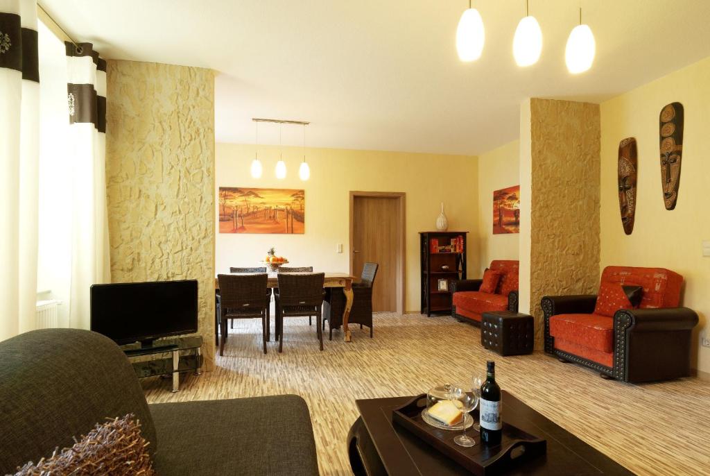 贝尔恩卡斯特尔-库斯Mosella Ferienwohnungen的带沙发的客厅和用餐室