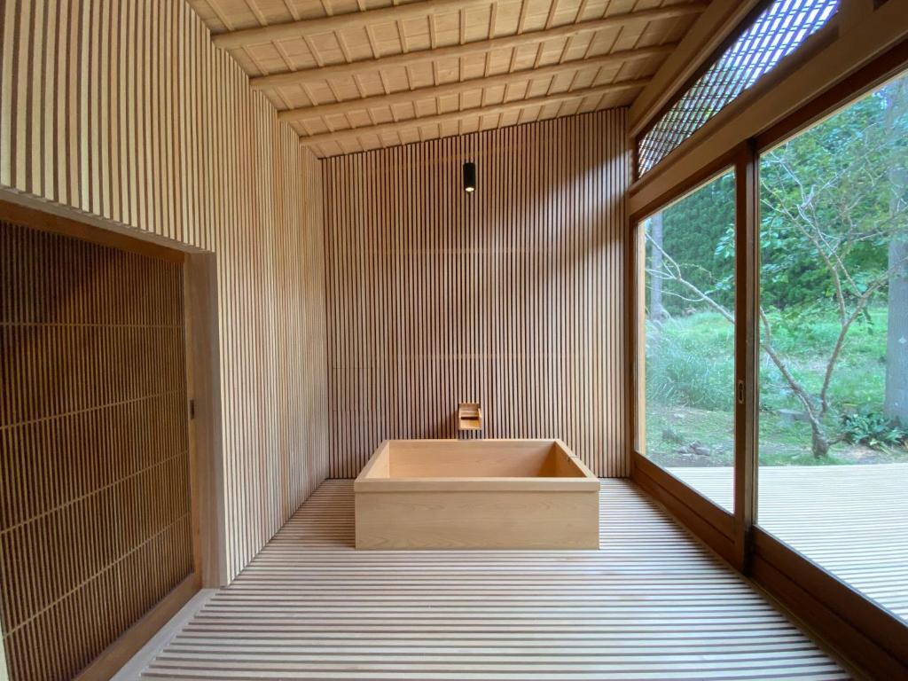 京都米瓦度假屋的带浴缸的大窗户
