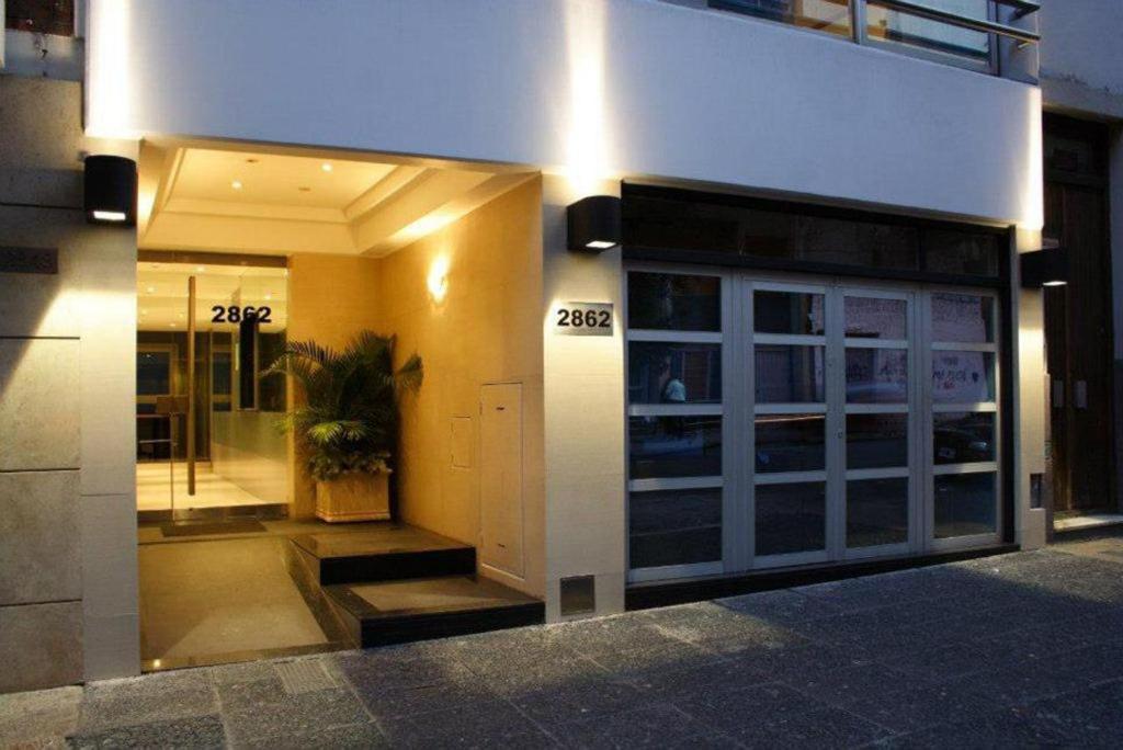 布宜诺斯艾利斯巴提蒙公寓的一座有门的建筑,里面装有盆栽植物