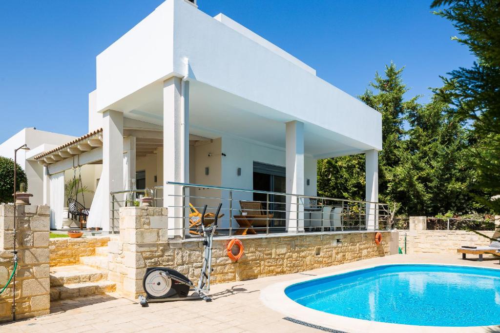 PangalochoriInn Villa, impeccable location, By ThinkVilla的一座带游泳池和房子的别墅
