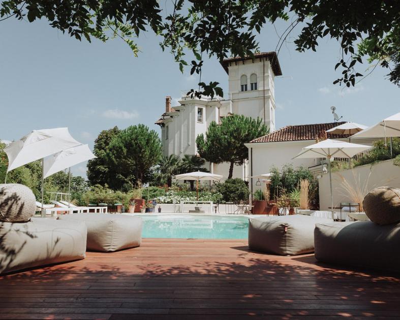 Arquata ScriviaVilla Paradiso Charme&Design的一座带游泳池和大楼的度假村