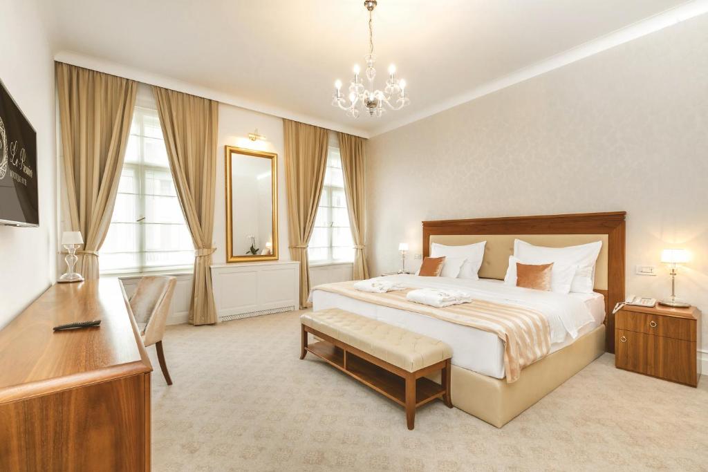 勒普雷米尔酒店客房内的一张或多张床位