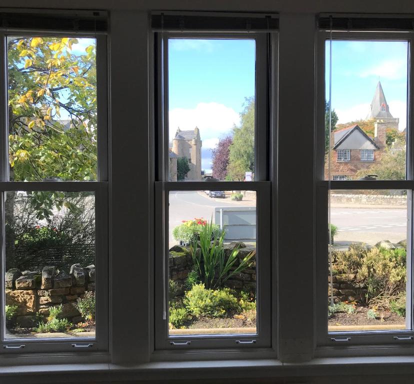 多诺赫3 Argyle Place的享有庭院景致的窗户